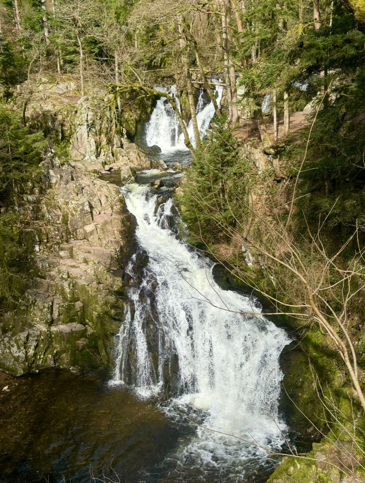 Grande cascade en cascade sur les rochers