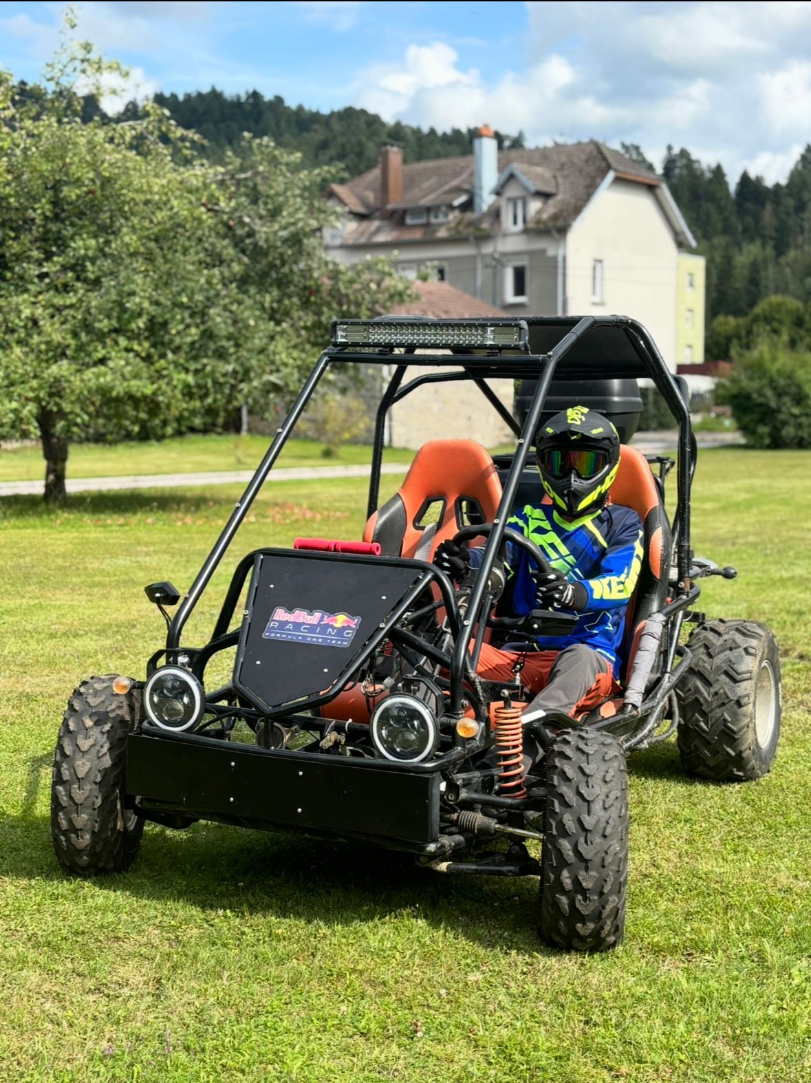 Buggy tout-terrain prêt au départ