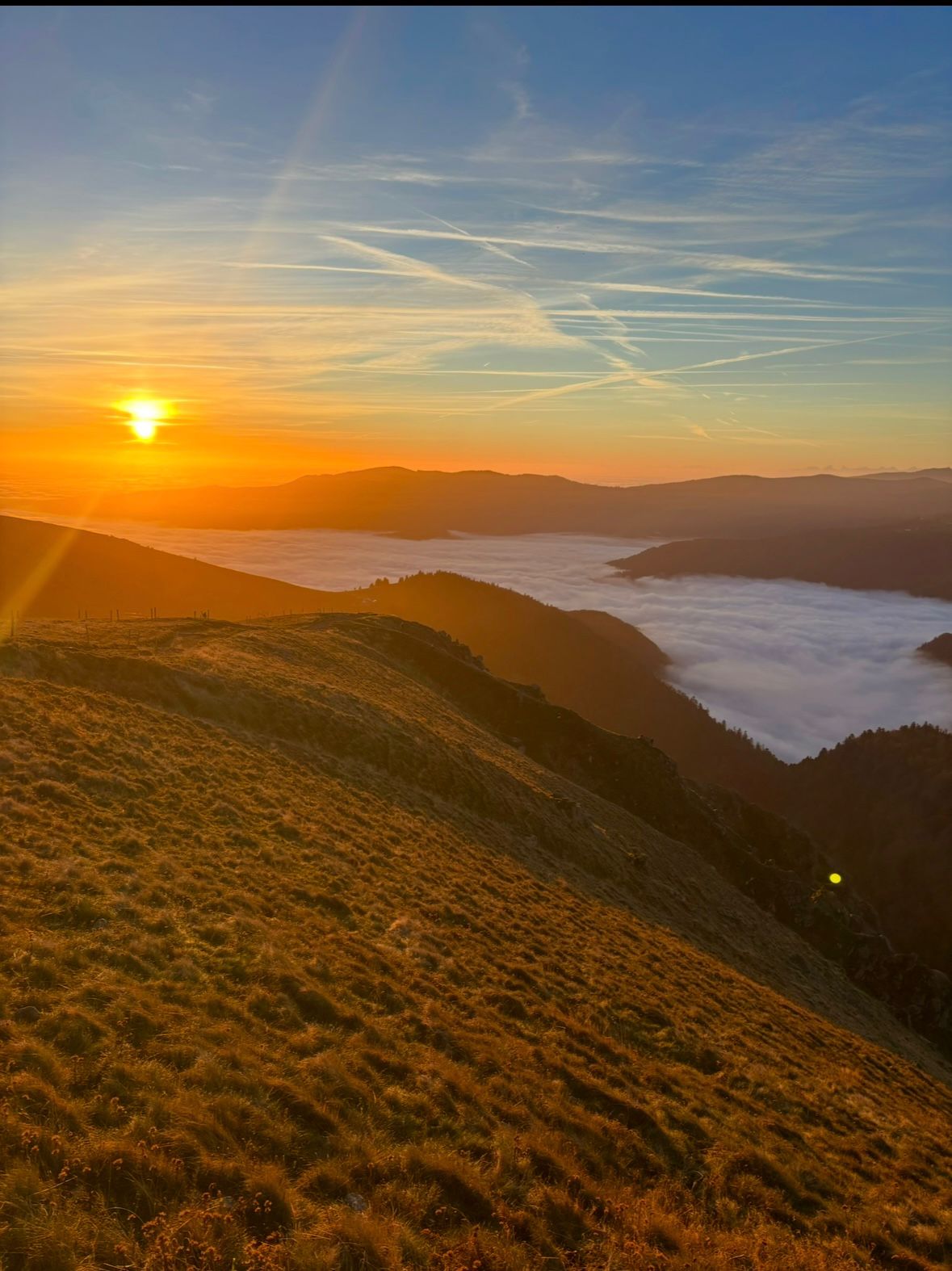 Mer de nuages au coucher du soleil
