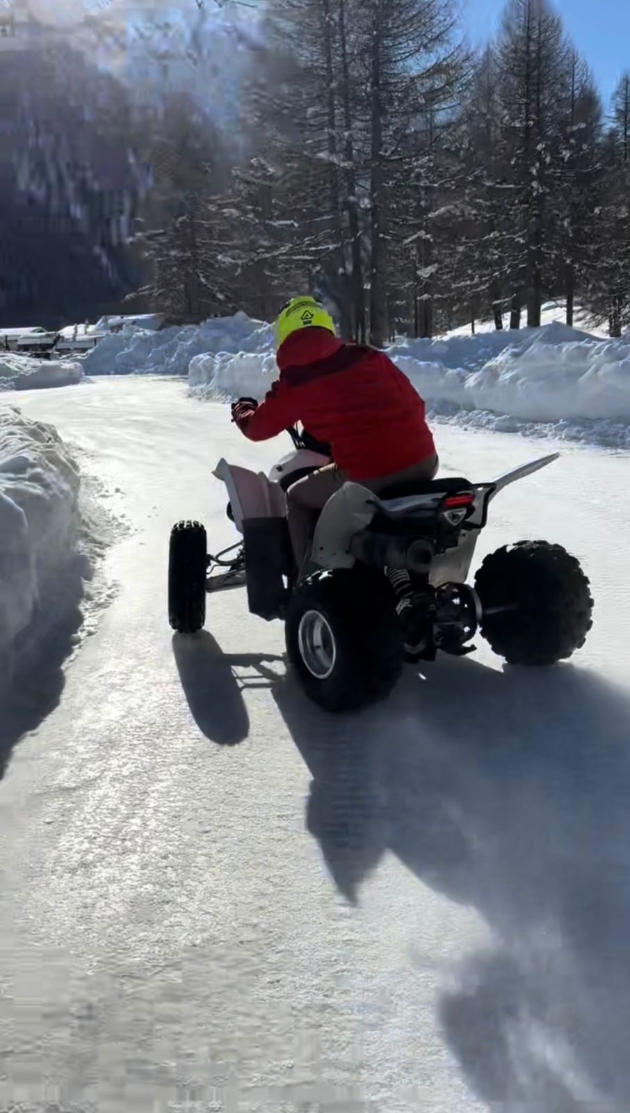 Quad sur sentier enneigé