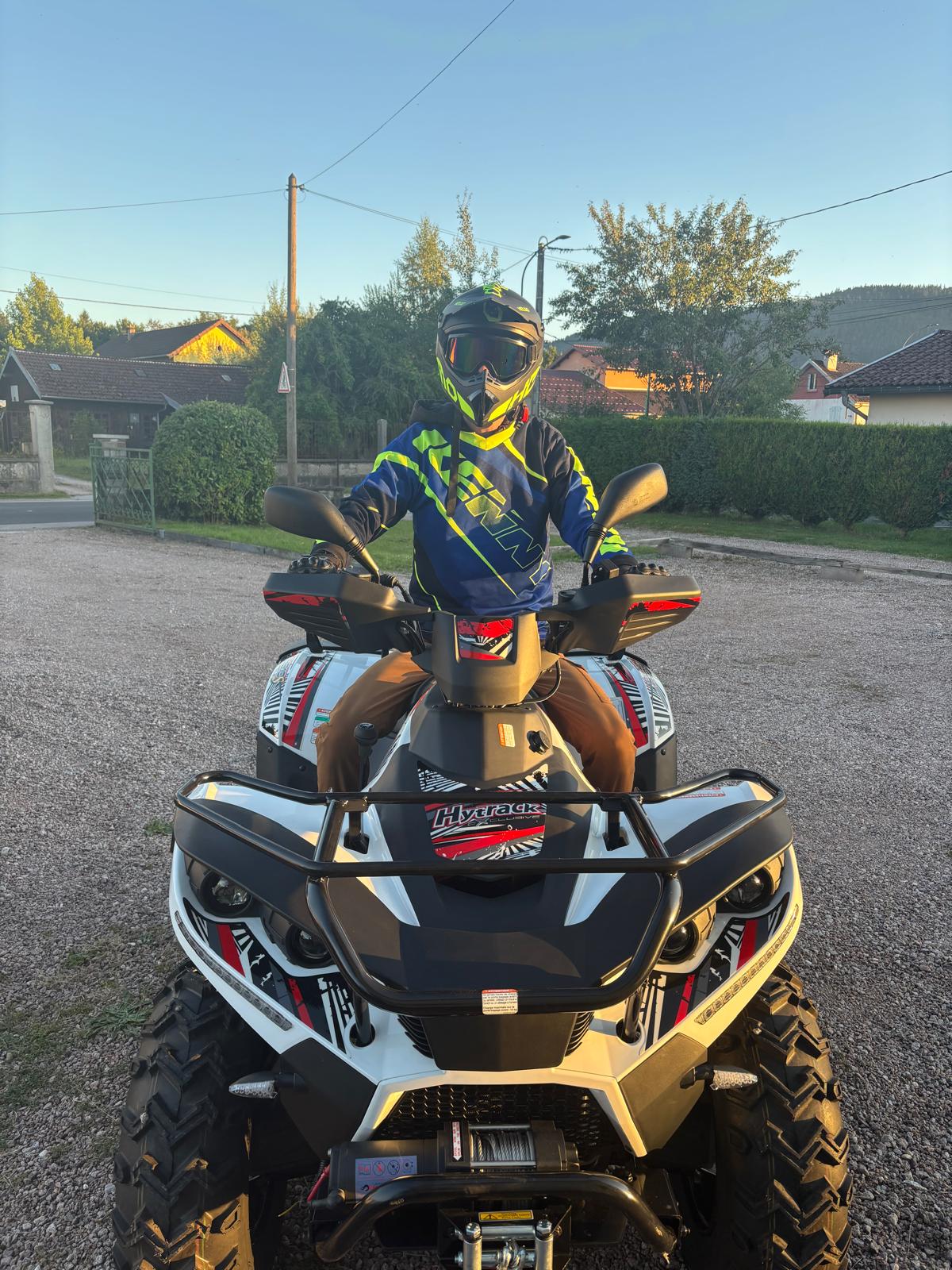 Pilote sur quad au coucher du soleil